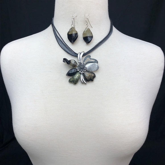 Black Grey Abstract Flower Necklace Earrings Set - Picture 3 of 3